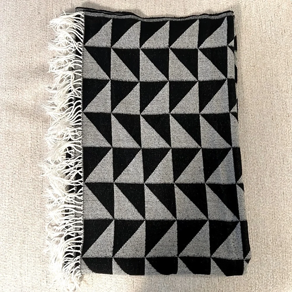 Black/Grey Geometric 50x70cm Throw